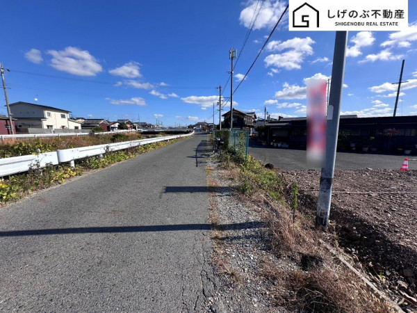 草津市南笠町、土地の前面道路を含む現地写真画像です