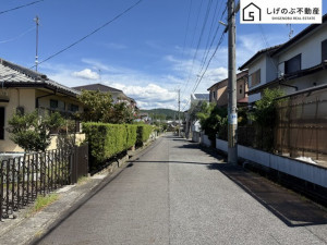湖南市菩提寺西、中古一戸建ての前面道路を含む現地写真画像です