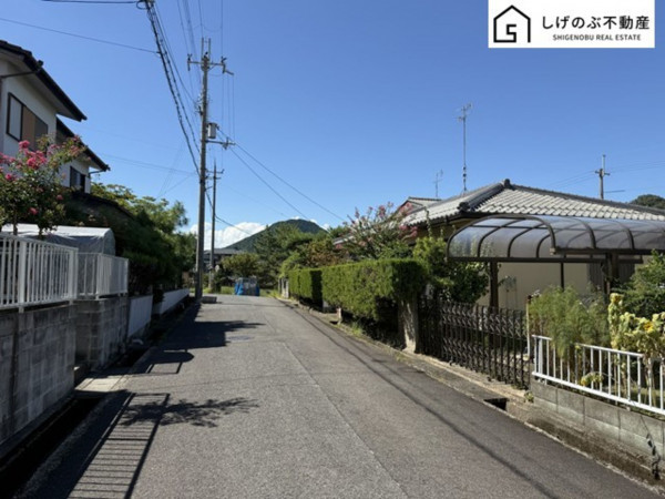 湖南市菩提寺西、中古一戸建ての前面道路を含む現地写真画像です