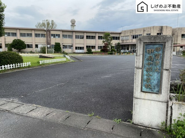 甲賀市甲南町池田、土地の小学校画像です
