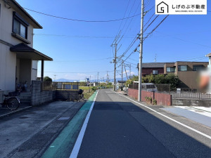 草津市西矢倉、中古一戸建ての前面道路を含む現地写真画像です