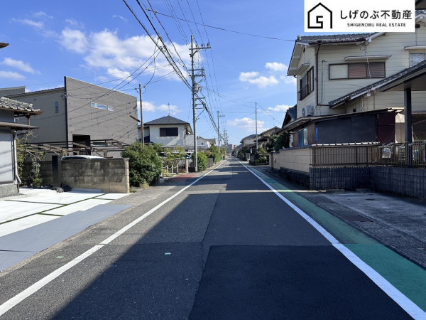 草津市西矢倉、中古一戸建ての前面道路を含む現地写真画像です