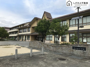 甲賀市水口町山、土地の小学校画像です