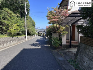 草津市若草、中古一戸建ての前面道路を含む現地写真画像です