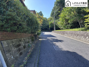 草津市若草、中古一戸建ての前面道路を含む現地写真画像です