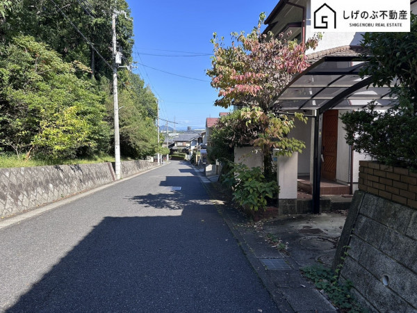 草津市若草、中古一戸建ての前面道路を含む現地写真画像です