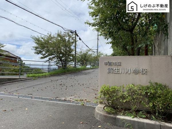 甲賀市水口町貴生川、土地の小学校画像です