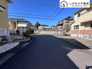 草津市新浜町、中古一戸建ての前面道路を含む現地写真画像です