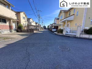 草津市新浜町、中古一戸建ての前面道路を含む現地写真画像です