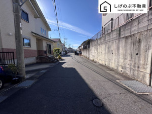 草津市新浜町、中古一戸建ての前面道路を含む現地写真画像です