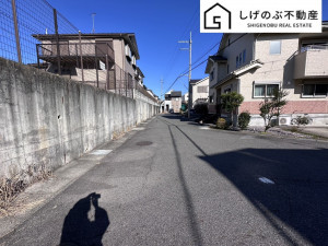 草津市新浜町、中古一戸建ての前面道路を含む現地写真画像です