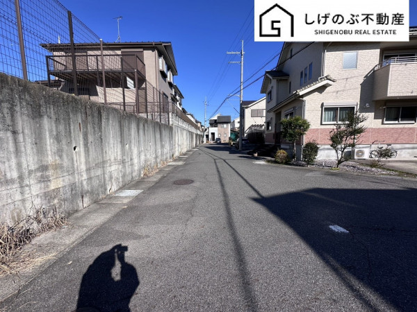 草津市新浜町、中古一戸建ての前面道路を含む現地写真画像です