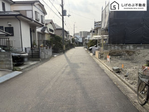 草津市東矢倉、土地の前面道路を含む現地写真画像です