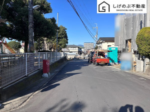 草津市橋岡町、新築一戸建ての前面道路を含む現地写真画像です