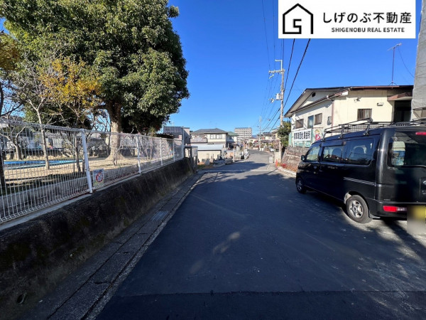 草津市橋岡町、新築一戸建ての前面道路を含む現地写真画像です