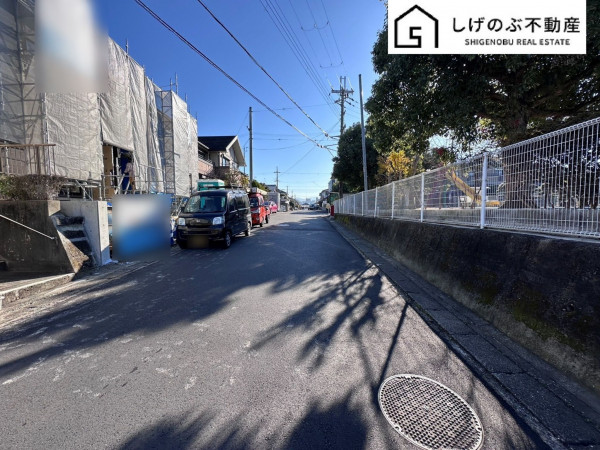 草津市橋岡町、新築一戸建ての前面道路を含む現地写真画像です