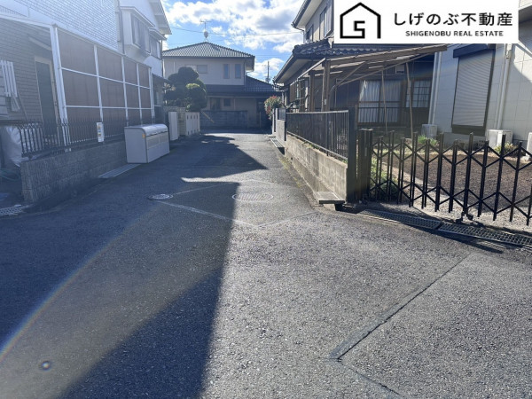 草津市南笠町、土地の前面道路を含む現地写真画像です