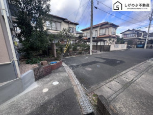 草津市追分、中古一戸建ての前面道路を含む現地写真画像です