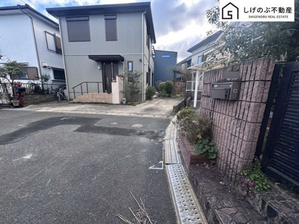 草津市追分、中古一戸建ての前面道路を含む現地写真画像です