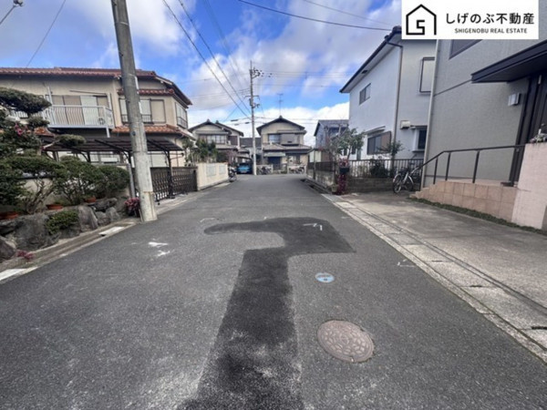 草津市追分、中古一戸建ての前面道路を含む現地写真画像です