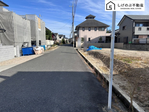 草津市東矢倉、土地の前面道路を含む現地写真画像です