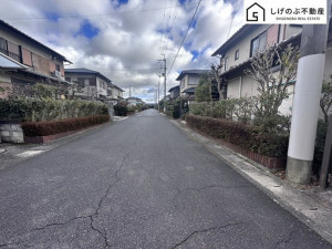 草津市若草、中古一戸建ての前面道路を含む現地写真画像です