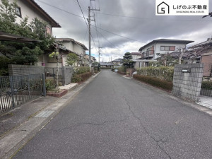 草津市若草、中古一戸建ての前面道路を含む現地写真画像です