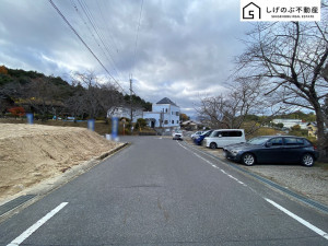 栗東市小野、土地の前面道路を含む現地写真画像です
