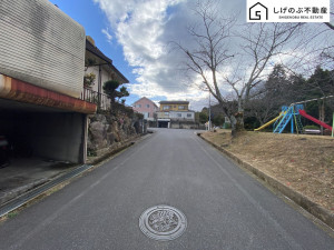 栗東市小野、土地の前面道路を含む現地写真画像です