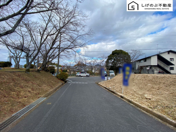 栗東市小野、土地の前面道路を含む現地写真画像です
