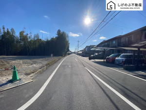 甲賀市水口町山、土地の前面道路を含む現地写真画像です