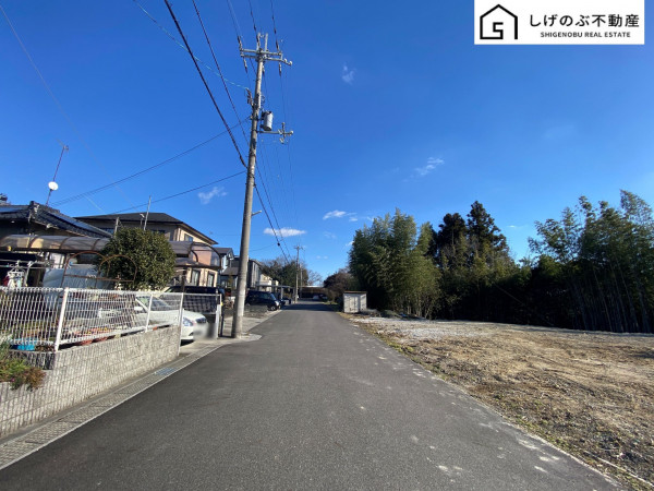 甲賀市水口町山、土地の前面道路を含む現地写真画像です