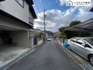 栗東市小野、土地の前面道路を含む現地写真画像です