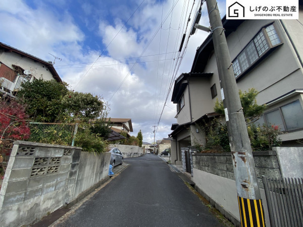 栗東市小野、土地の前面道路を含む現地写真画像です