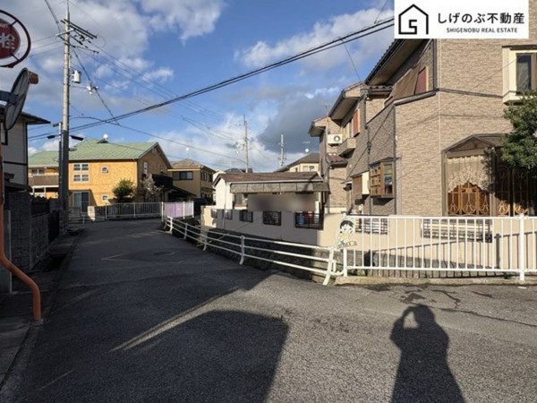 草津市橋岡町、土地の前面道路を含む現地写真画像です