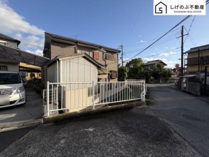 草津市橋岡町、中古一戸建ての前面道路を含む現地写真画像です