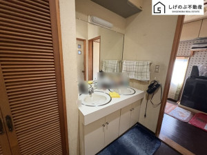 草津市橋岡町、中古一戸建ての洗面画像です