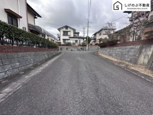 草津市若草、中古一戸建ての前面道路を含む現地写真画像です