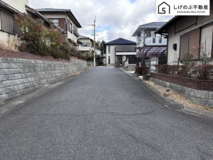 草津市若草、中古一戸建ての前面道路を含む現地写真画像です