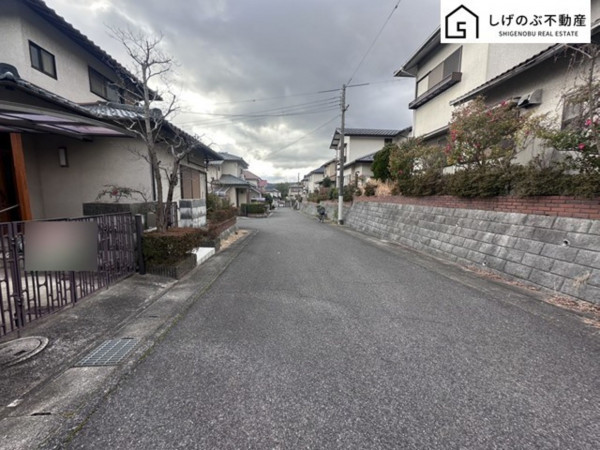草津市若草、中古一戸建ての前面道路を含む現地写真画像です