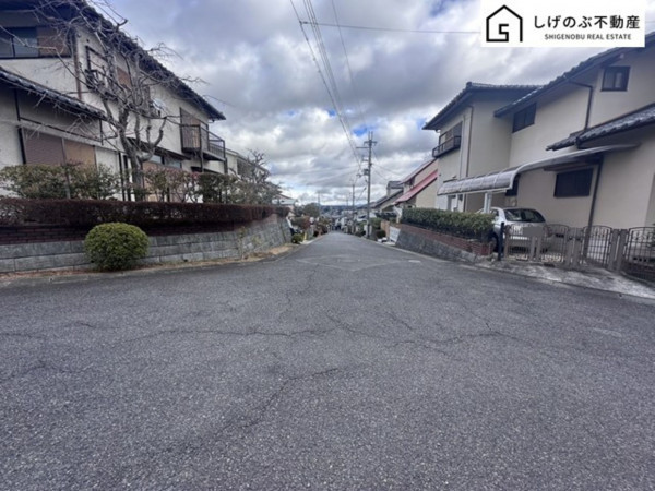 草津市若草、中古一戸建ての前面道路を含む現地写真画像です