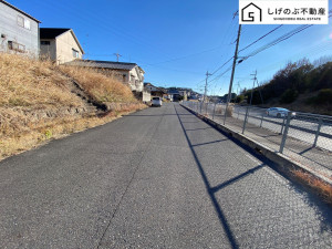 甲賀市水口町山、土地の前面道路を含む現地写真画像です