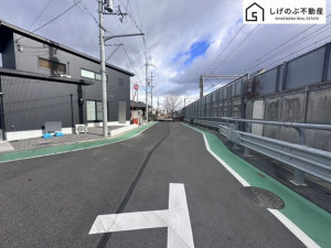 草津市追分、中古一戸建ての前面道路を含む現地写真画像です