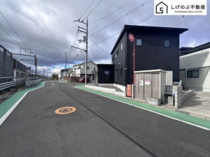 草津市追分、中古一戸建ての前面道路を含む現地写真画像です
