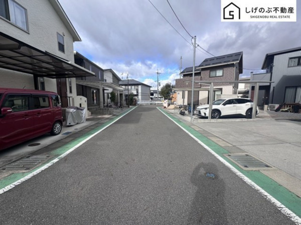 草津市追分、中古一戸建ての前面道路を含む現地写真画像です