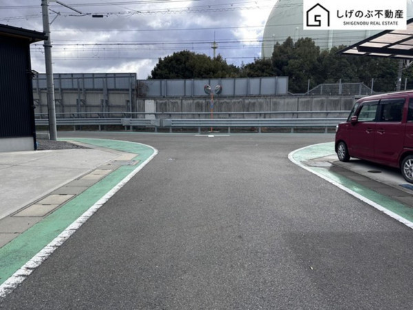 草津市追分、中古一戸建ての前面道路を含む現地写真画像です