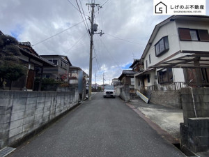湖南市柑子袋西、中古一戸建ての前面道路を含む現地写真画像です
