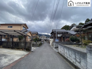 湖南市柑子袋西、中古一戸建ての前面道路を含む現地写真画像です