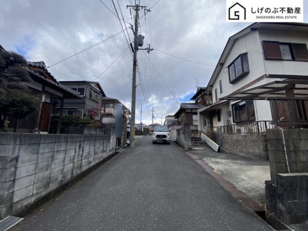湖南市柑子袋西、中古一戸建ての前面道路を含む現地写真画像です