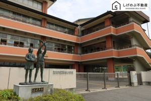 湖南市岩根、土地の小学校画像です